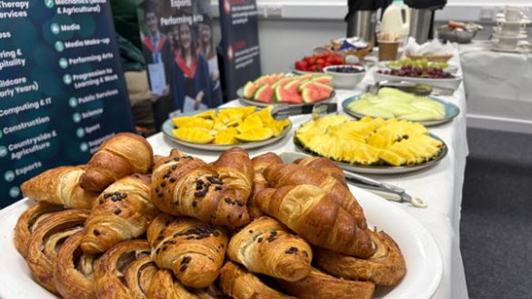College Welcomes Guests to Breakfast - 417318