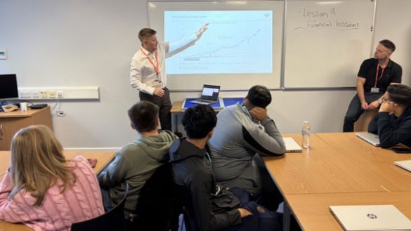 Business Students Hear from Expert Speakers - 417659